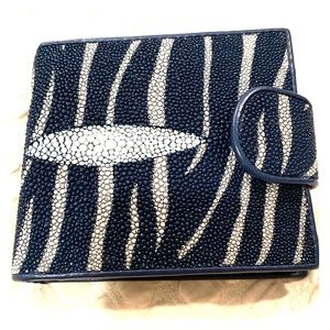 Women’s bifold stingray wallet
